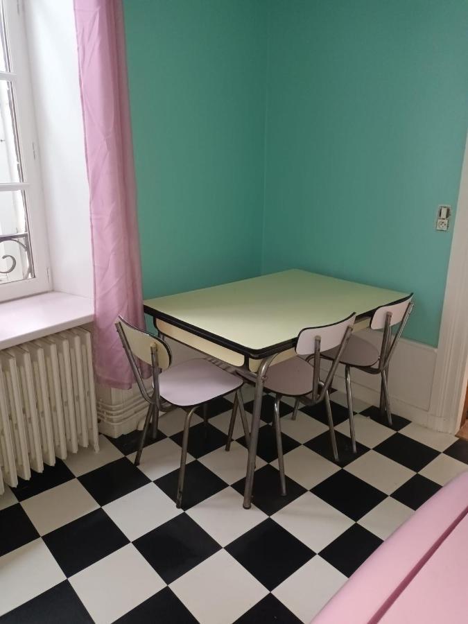 Vintage ,La Capsule Temporelle Wifi Draps Parking Publique Gratuit Apartamento Thiers Exterior foto