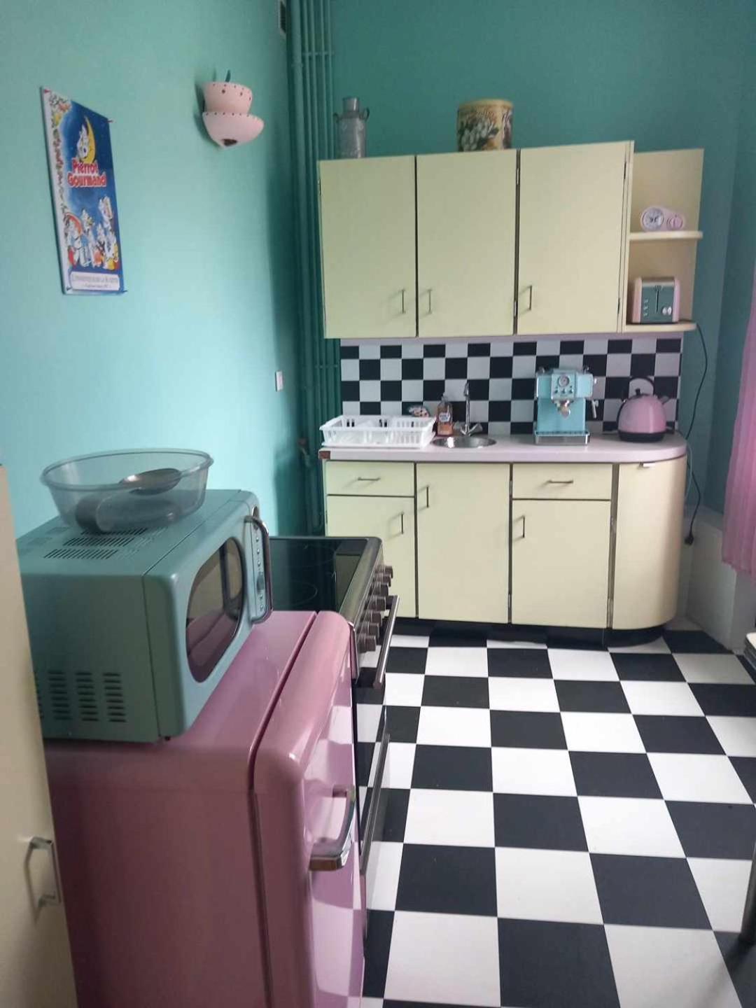 Vintage ,La Capsule Temporelle Wifi Draps Parking Publique Gratuit Apartamento Thiers Exterior foto